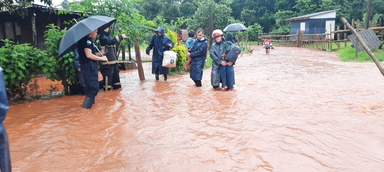 Efectos de la tormenta: unas 70 personas fueron evacuadas en Oberá y buscan un desaparecido en arroyo de Panambí  