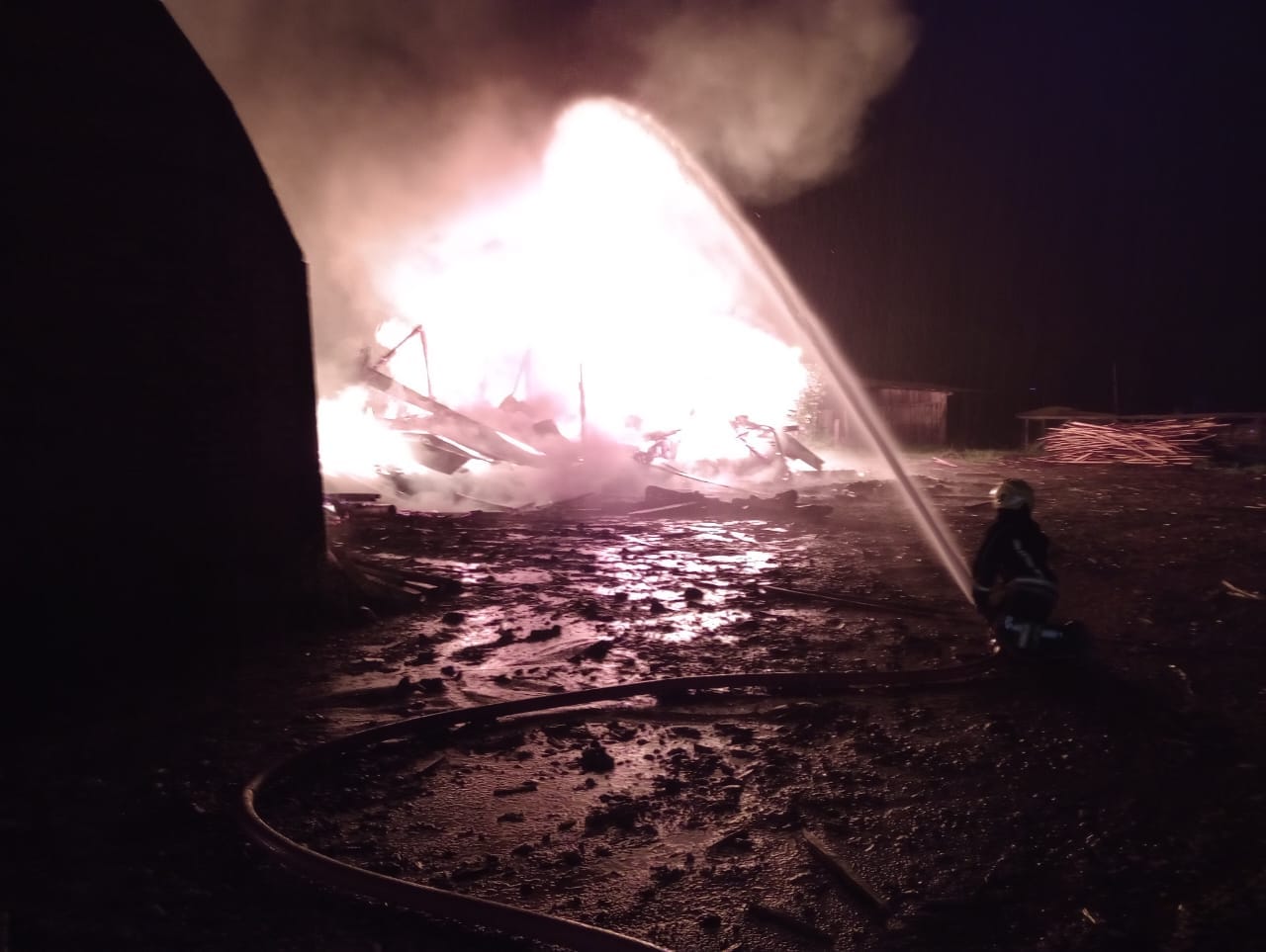 Millonarias pérdidas en el incendio total de un aserradero en Oberá