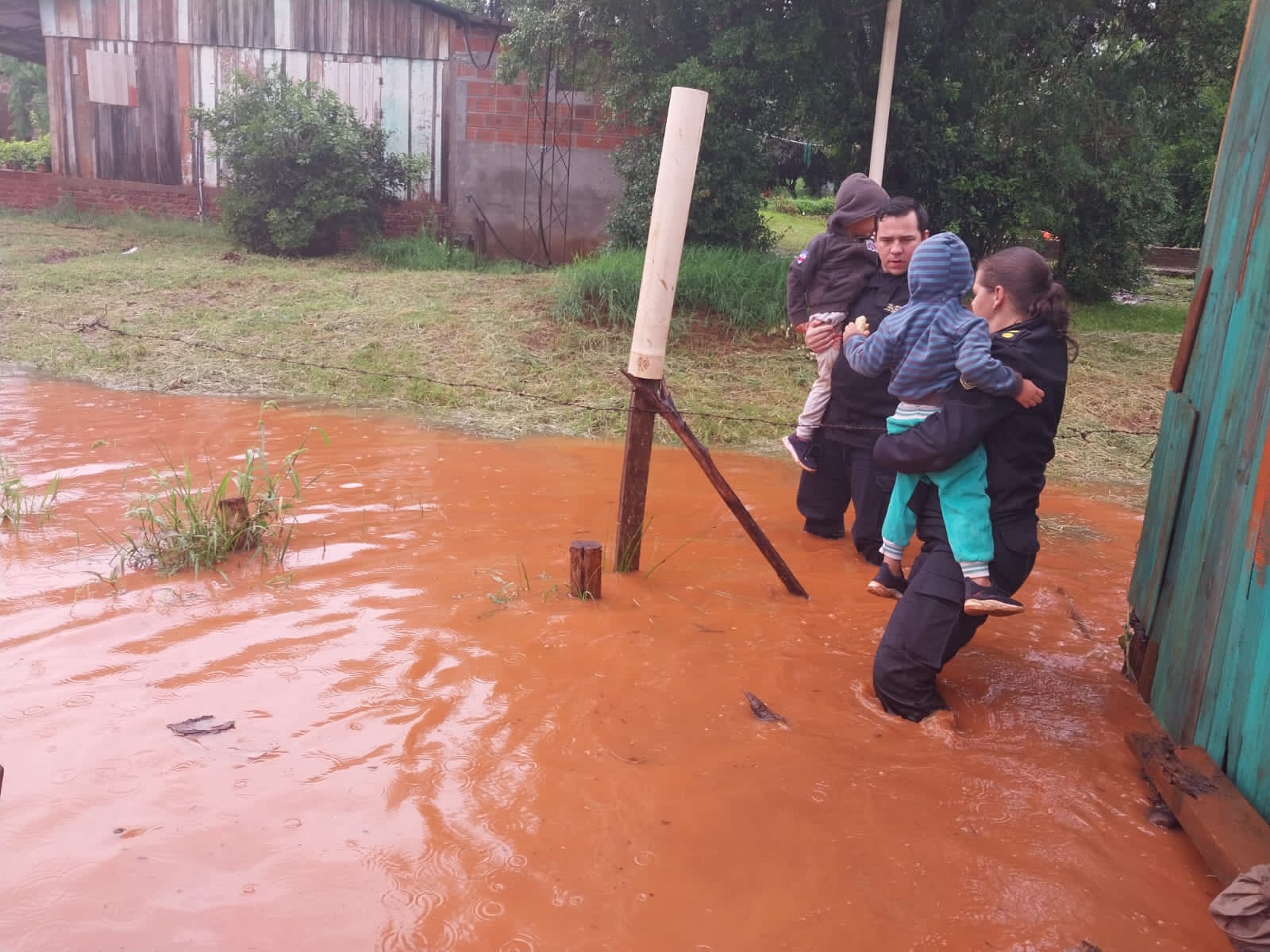 Policías asistieron a familias afectadas por el desborde del arroyo Lata en Cien Hectáreas