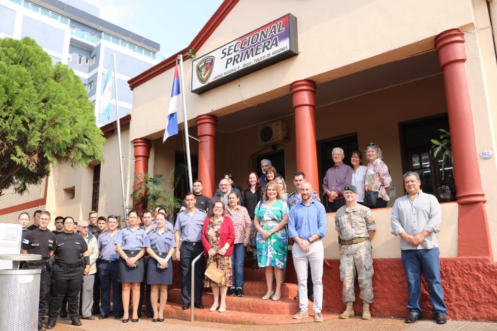 La Comisaría Primera de Oberá cumplió 88 años y lo celebró con dos murales que retratan la historia
