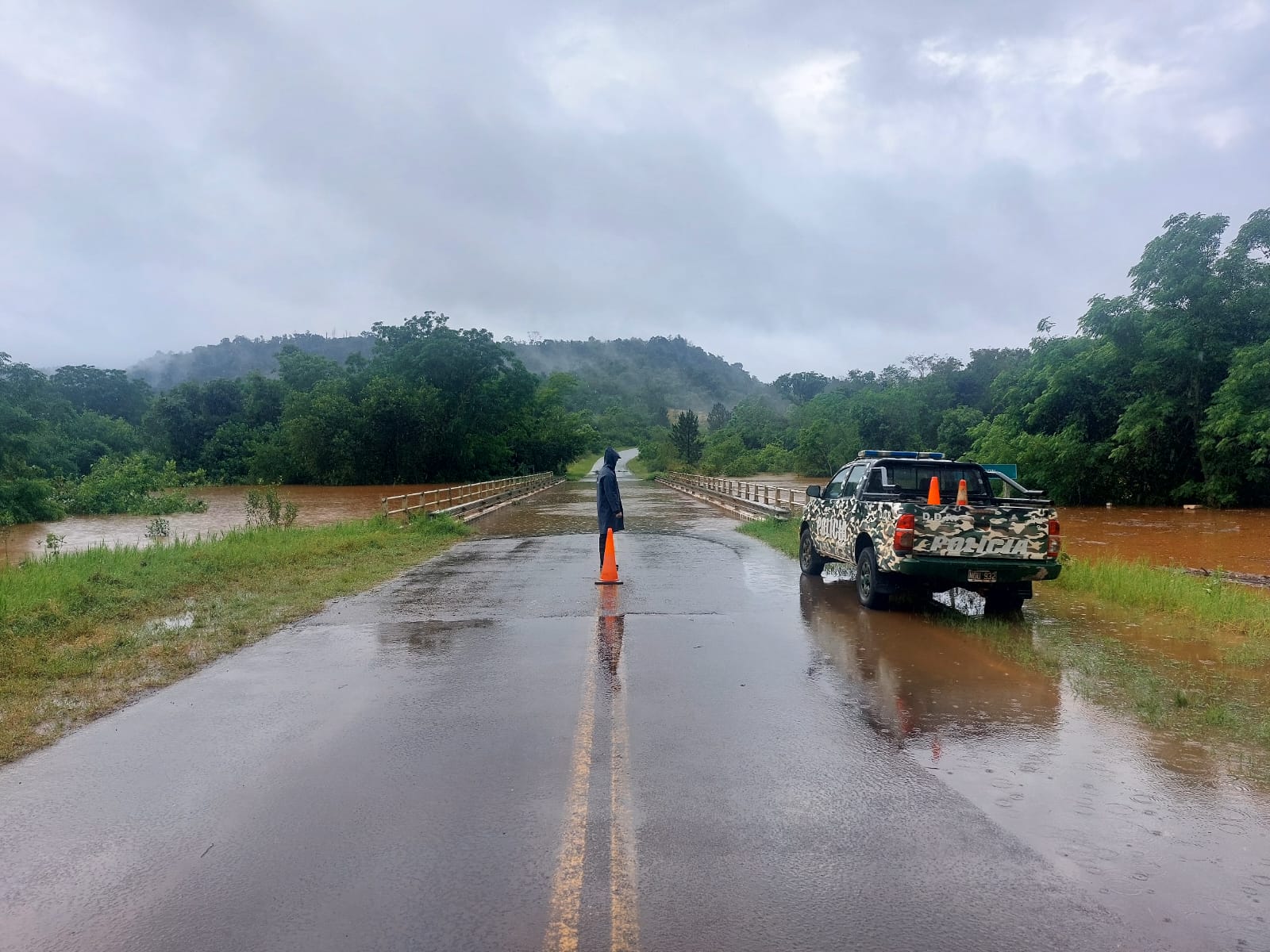 Por la crecida volvieron a clausurar el tránsito por el puente del arroyo Ramón en la Costera
