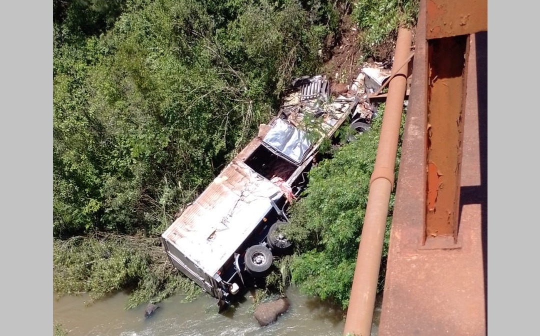 Cayó un camión desde el puente del arroyo Yazá en Campo Viera