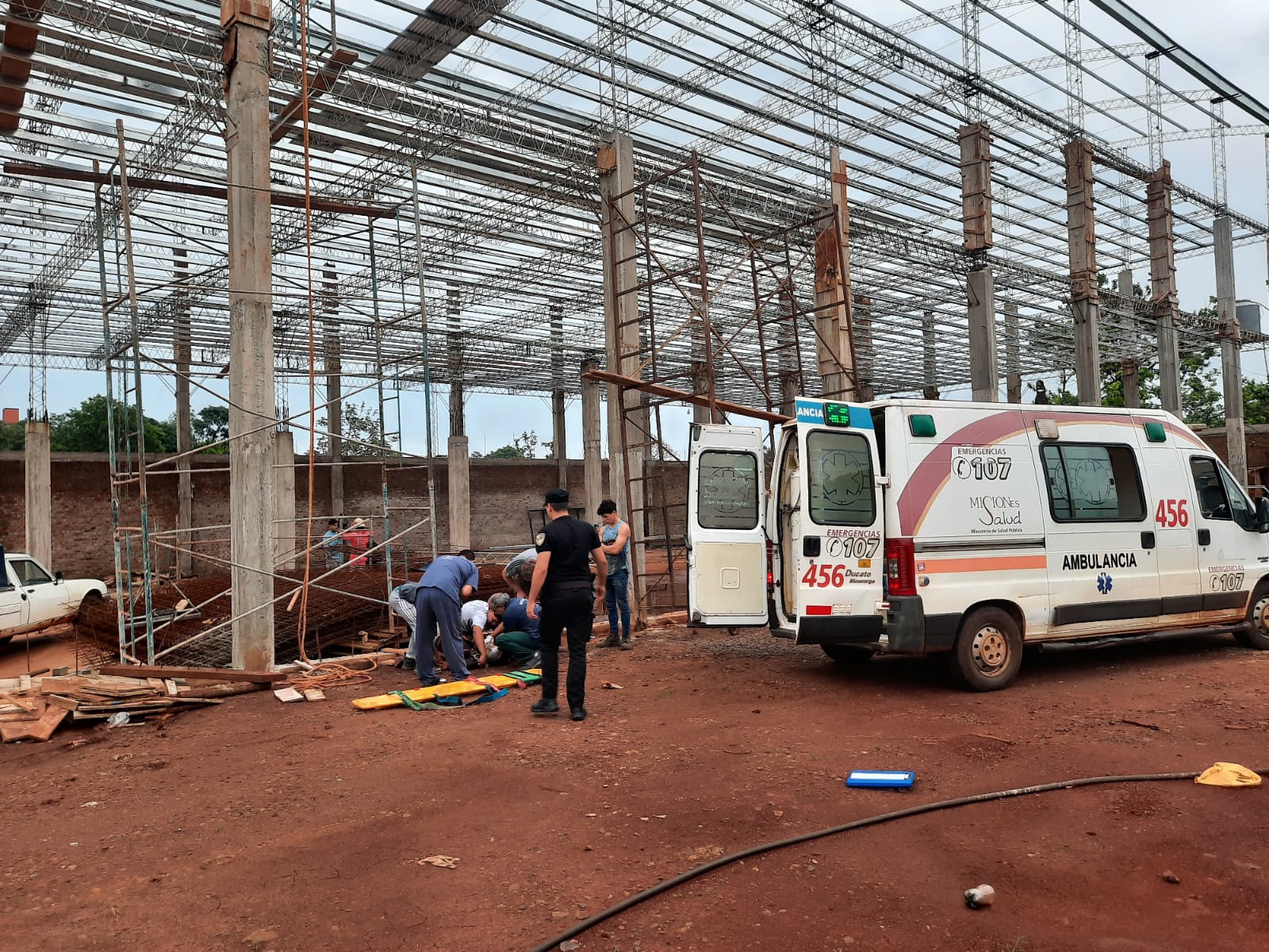 Permanece en coma el obrero que cayó desde un andamio de una obra en construcción en Oberá