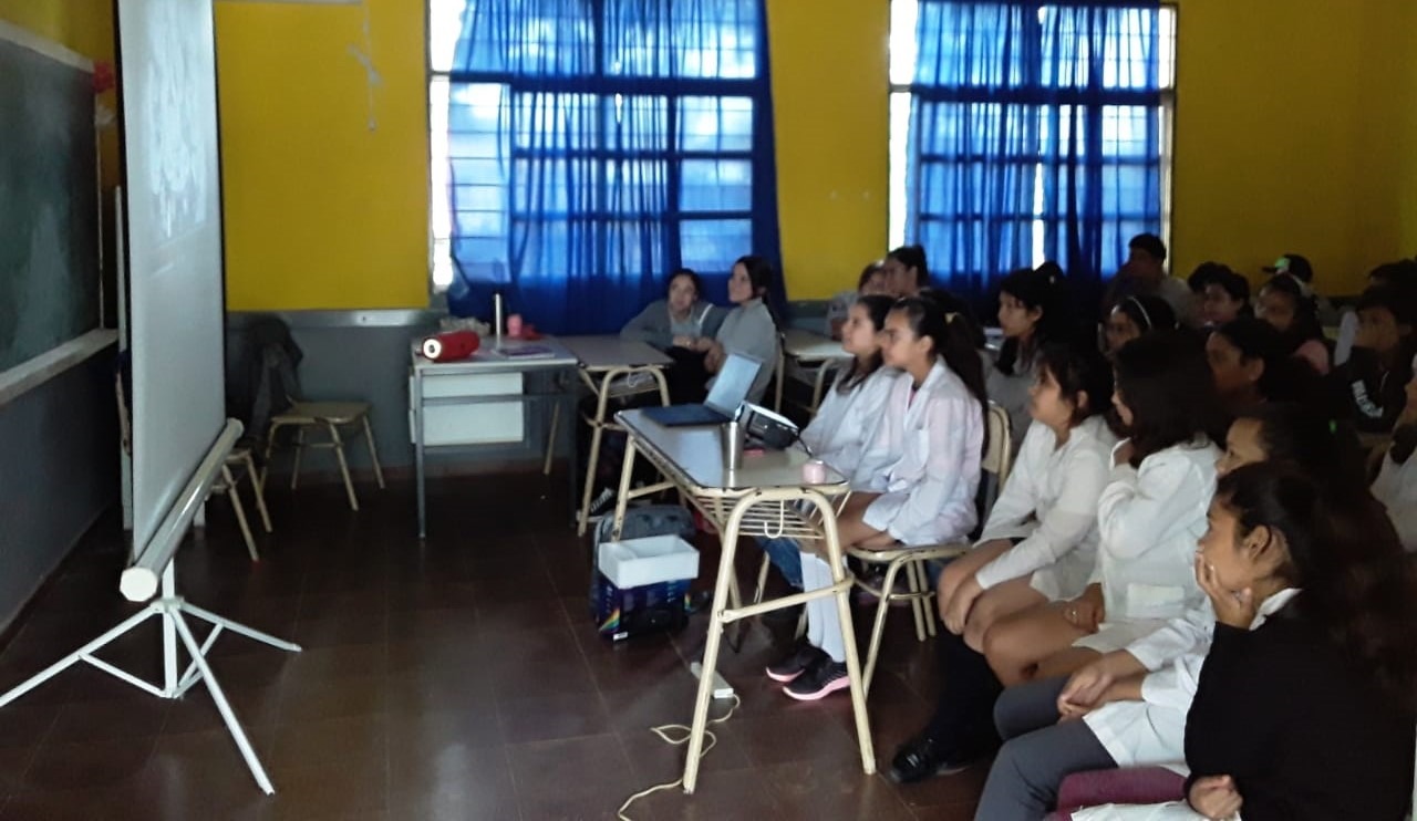 Charlas sobre prevención de adicciones en escuelas de Apóstoles