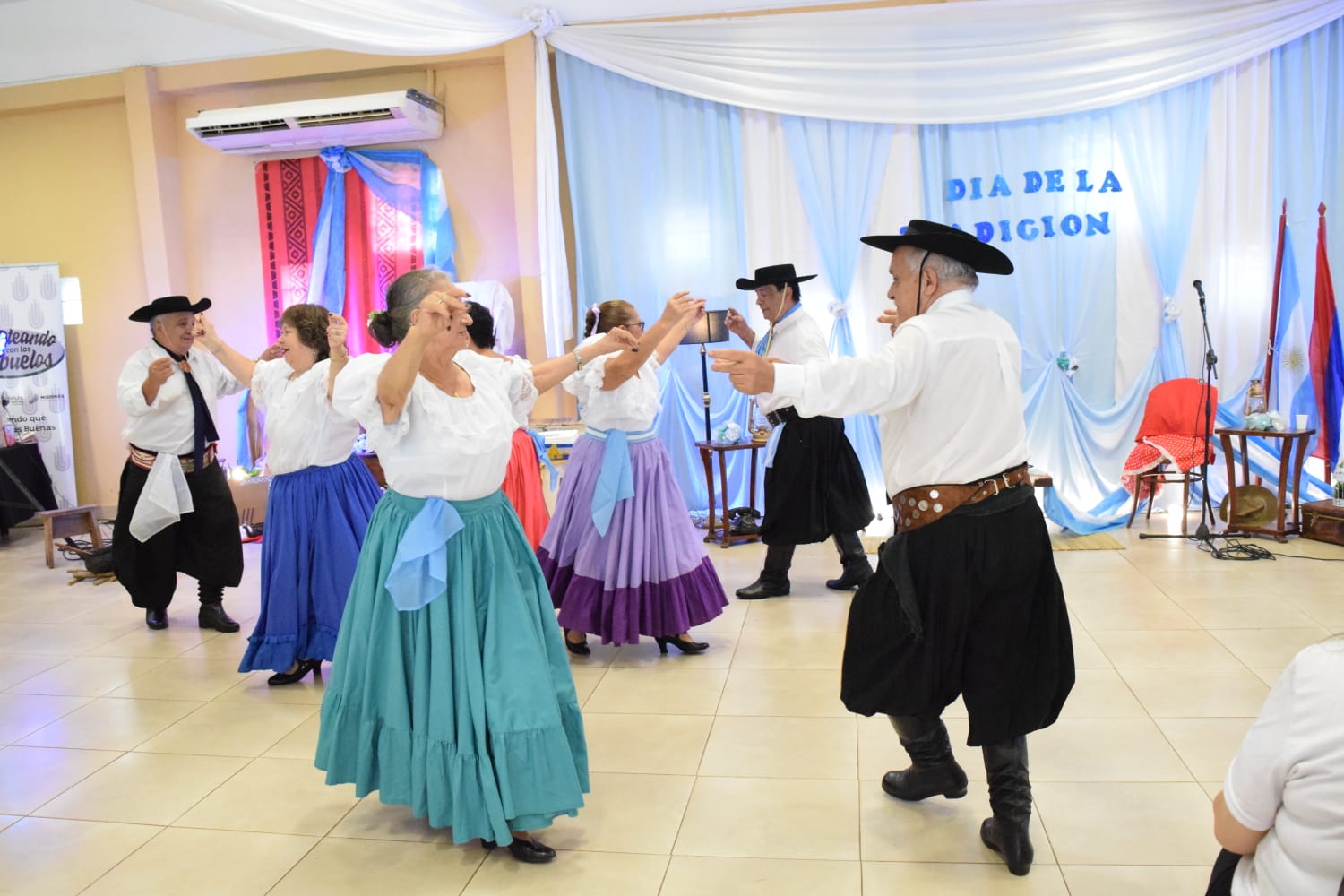 Con sus danzas, los abuelos se lucieron en el Mateando