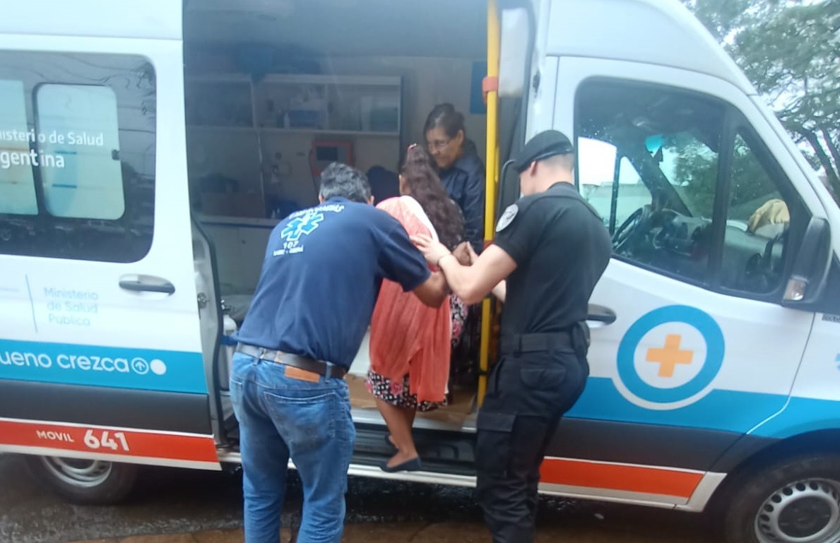 La Policía asistió a una mujer que resbaló en la vereda del Banco Macro