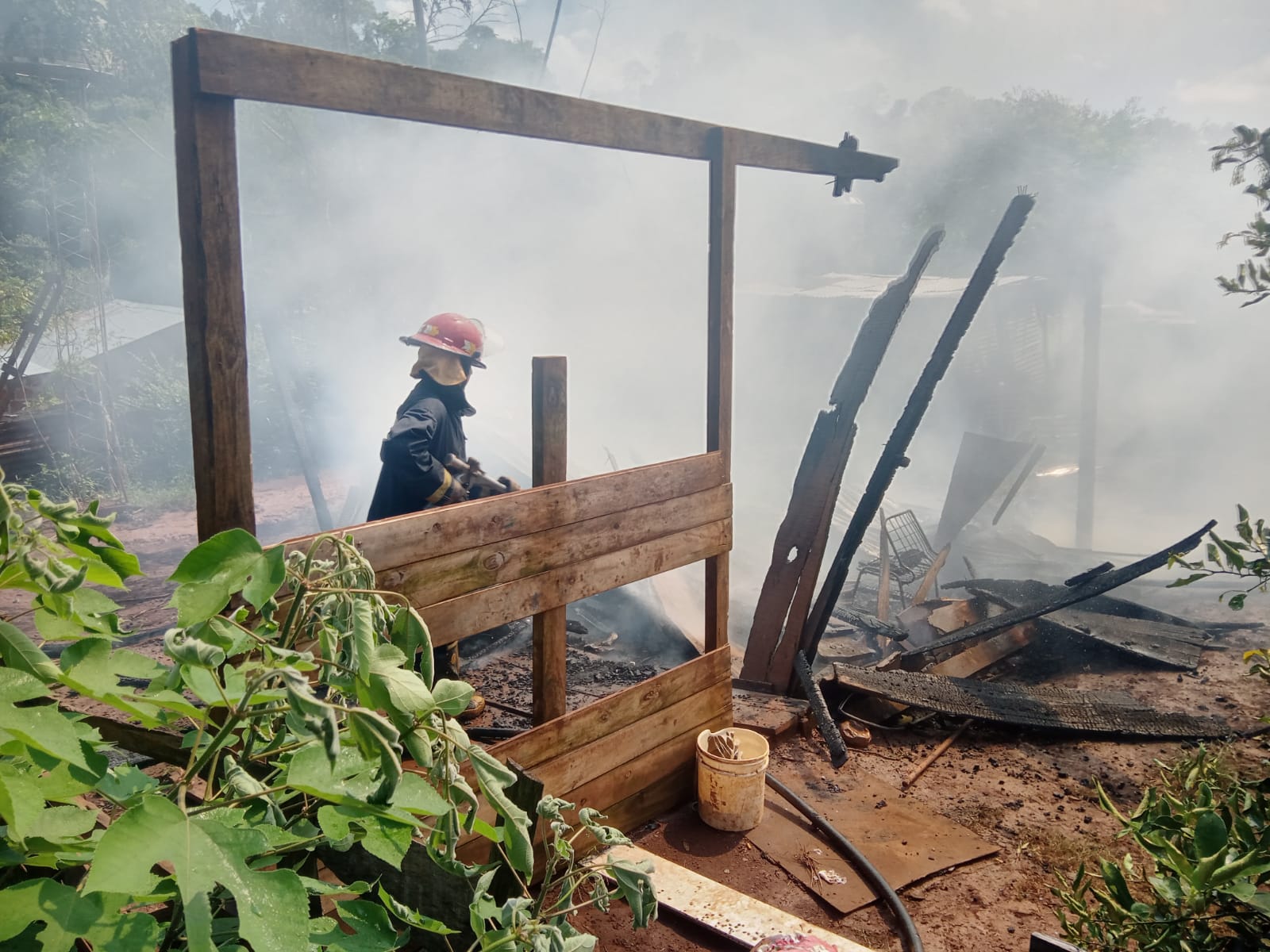 Una mujer y sus tres hijos perdieron todo en un incendio en el barrio Caballeriza