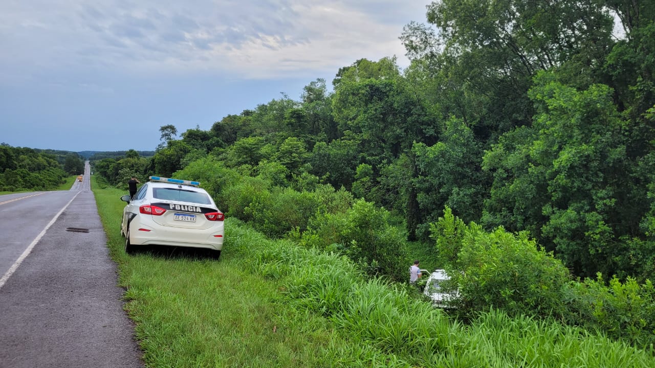 Despistó con el auto y dijo que sufrió un “desperfecto mecánico”, pero no se podía parar de borracho