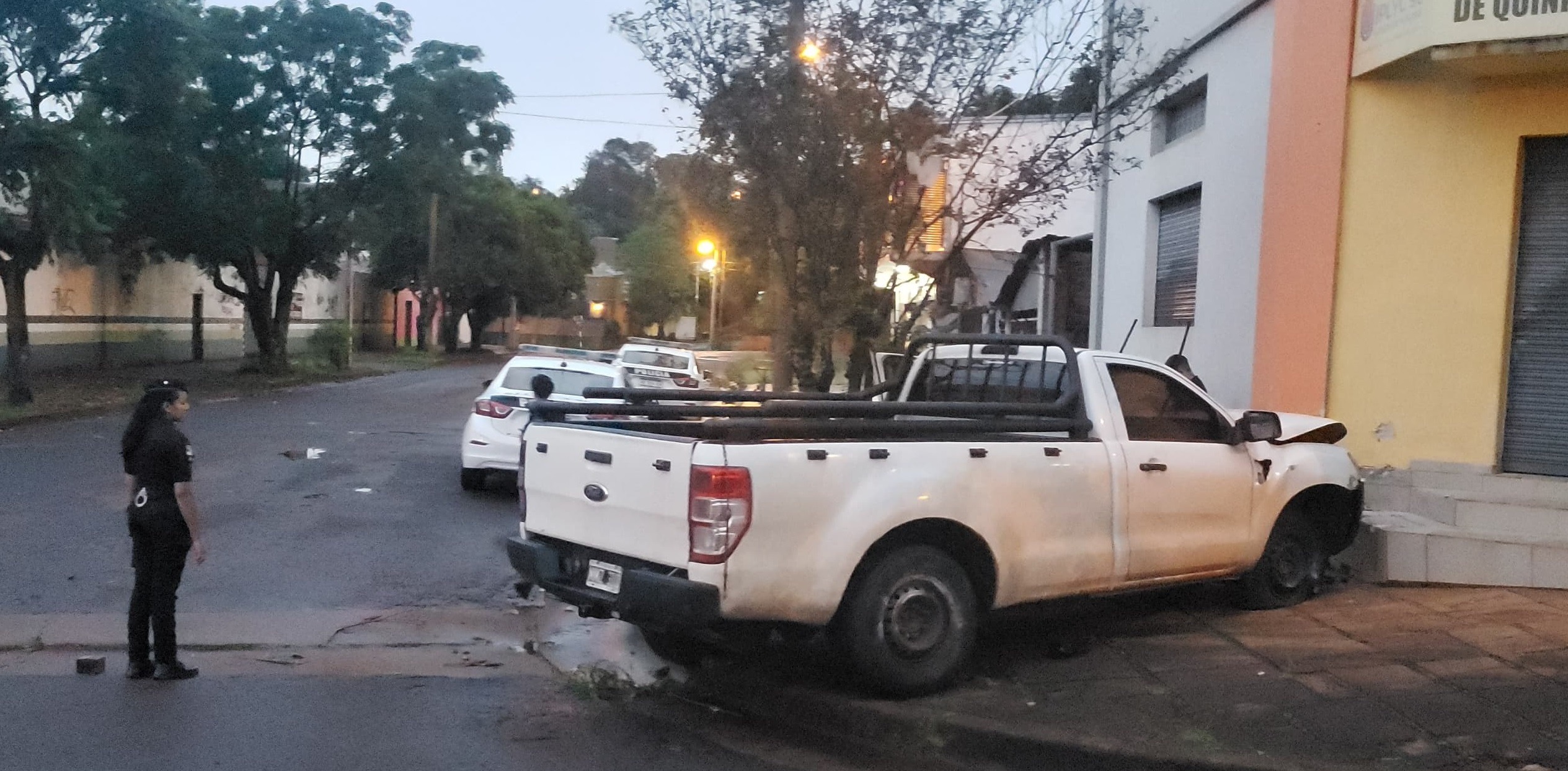 Mamerto colisionó con un móvil policial, escapó del lugar y terminó chocando una agencia de quiniela