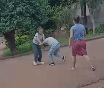 Campo Ramón: implicadas en los incidentes del sábado volvieron a ser grabadas hoy en una pelea a la salida de una escuela