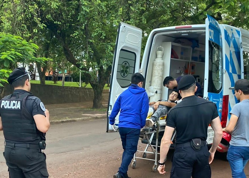 Qué tal ese compinche: iba de acompañante en una moto, se cayó y el conductor lo dejó tirado