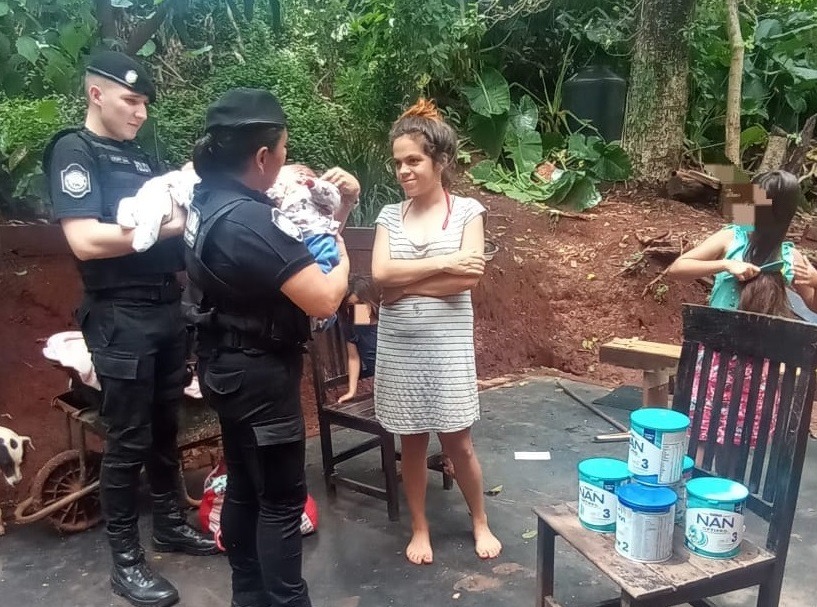 Policías obereños asistieron con leche a mellizos recién nacidos