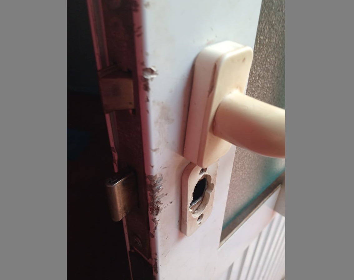 Volvió de trabajar y se topó con que le desvalijaron el departamento