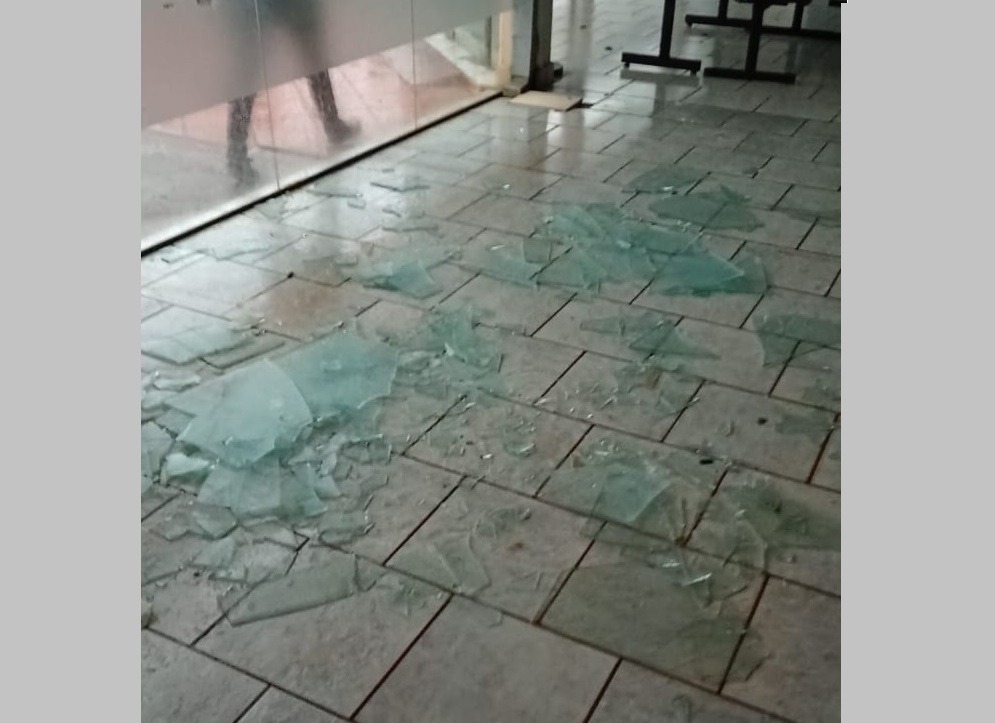 Tres mujeres sufrieron cortes por la rotura de un ventanal de la Anses durante la tormenta