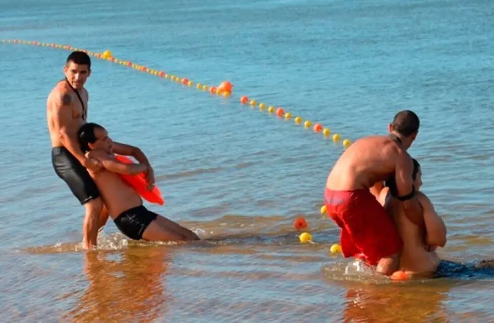 Polémica ordenanza: los guardavidas obereños no necesitarán revalidar aptitudes para trabajar este verano