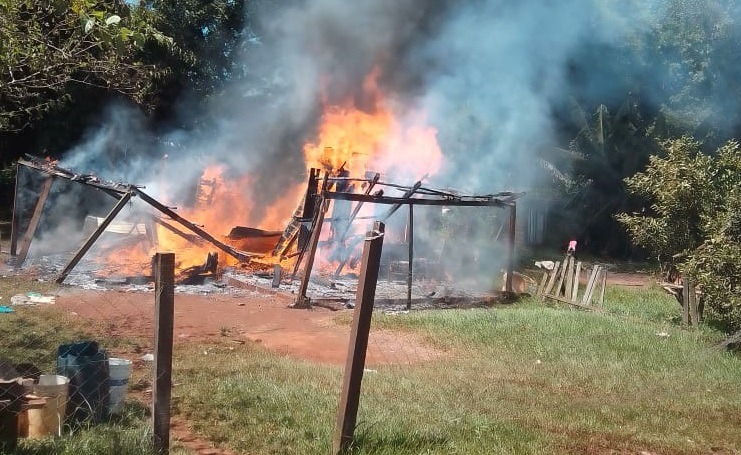Una familia con varios chicos perdió todo por un incendio en el asentamiento de calle Bragado