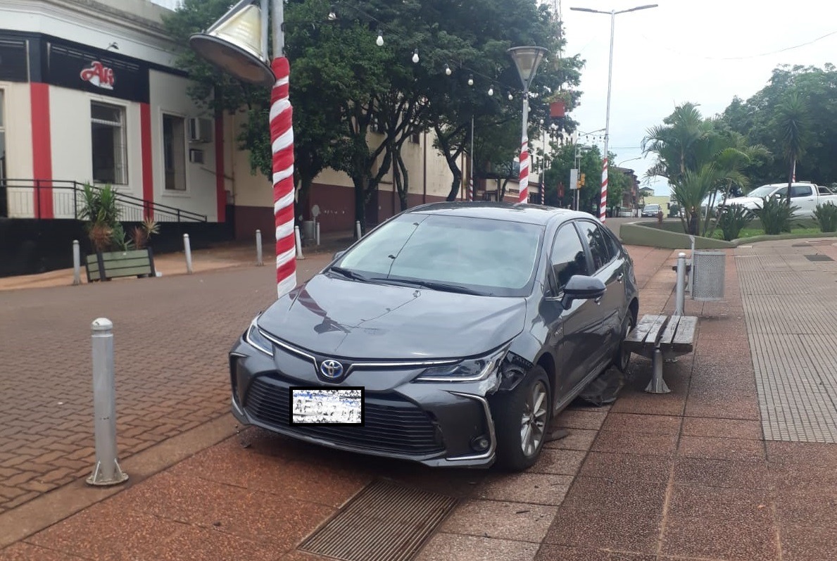 Le cerraron el paso y terminó sobre la plazoleta del Centro Cívico