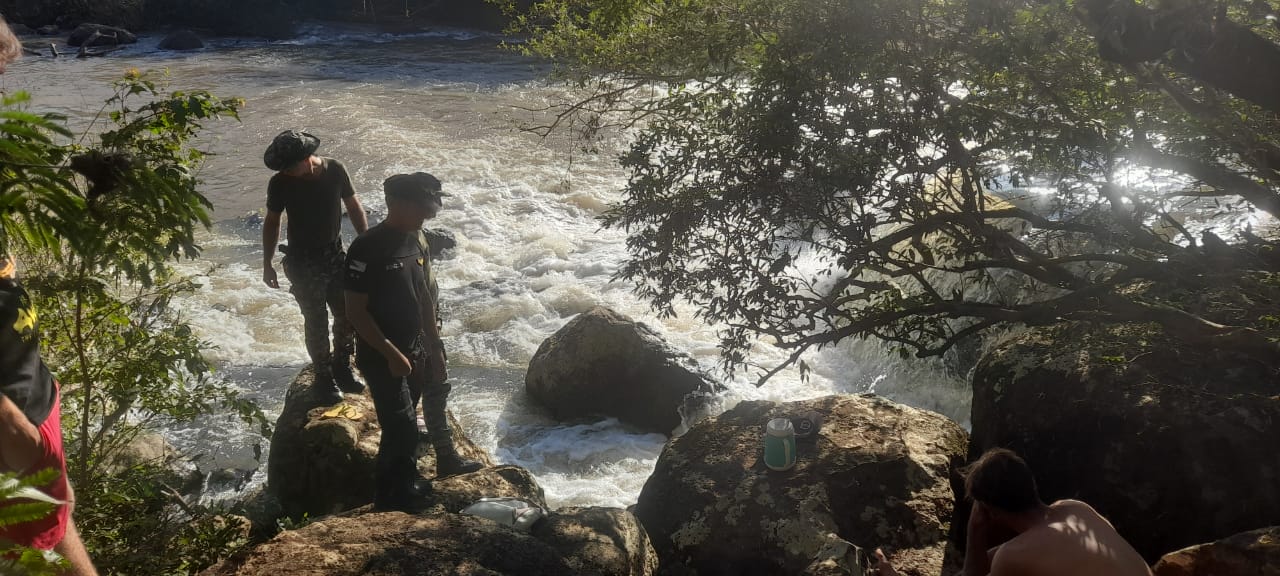 Subió a una piedra para sacarse una selfi, resbaló y desapareció en el arroyo