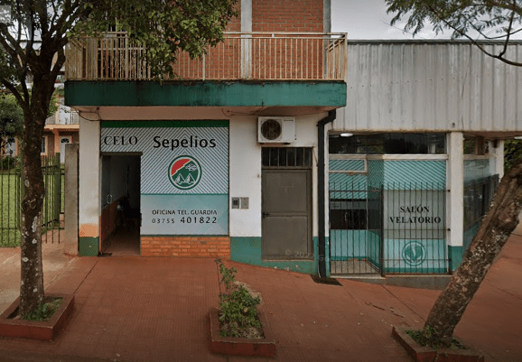 Indignante: tuvieron que velar a su mamá sin luz en un salón de la propia Celo