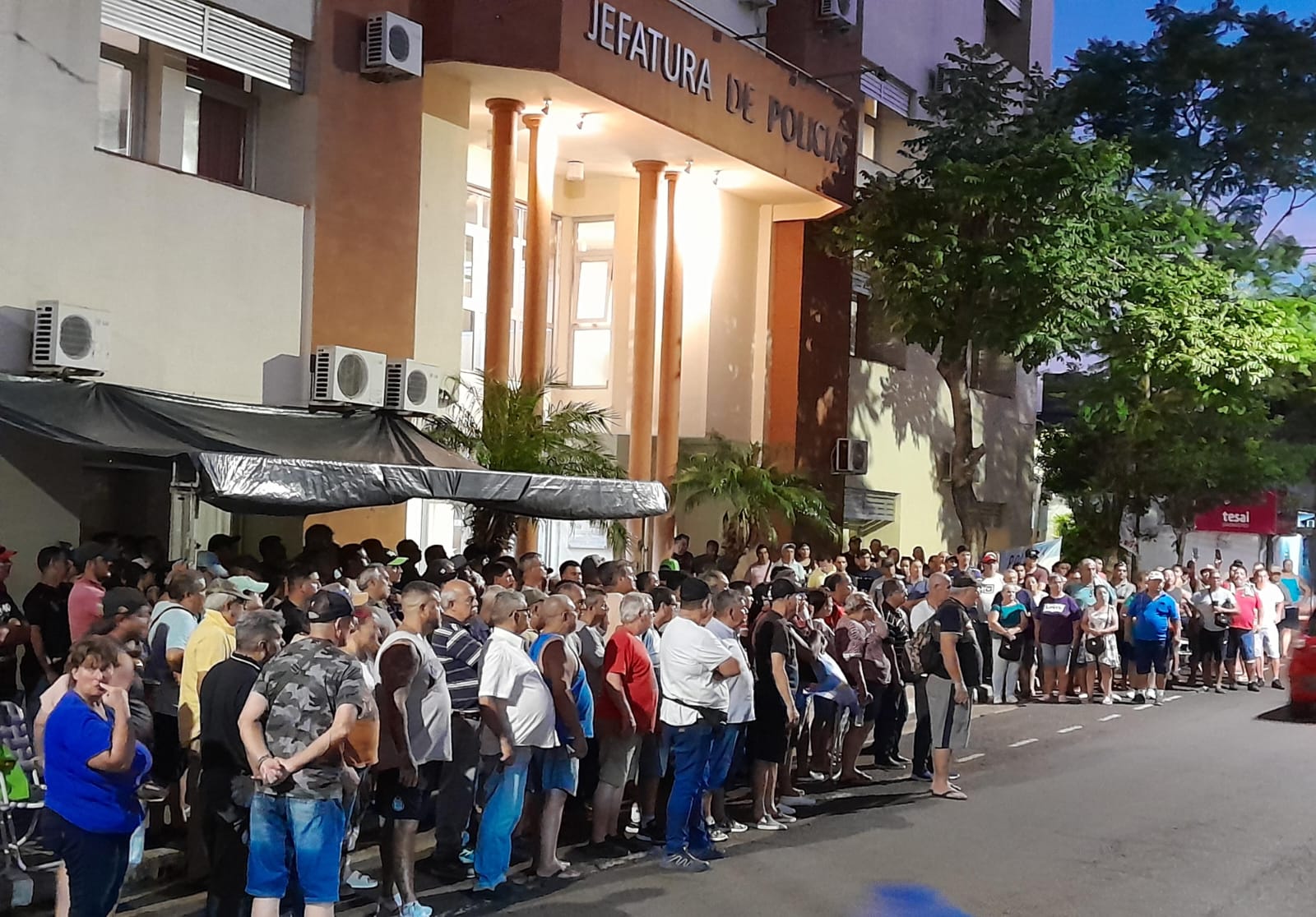 Reclamo policial: el gobierno amenazaría con sancionar a activos que participan del acampe y se agudiza el conflicto