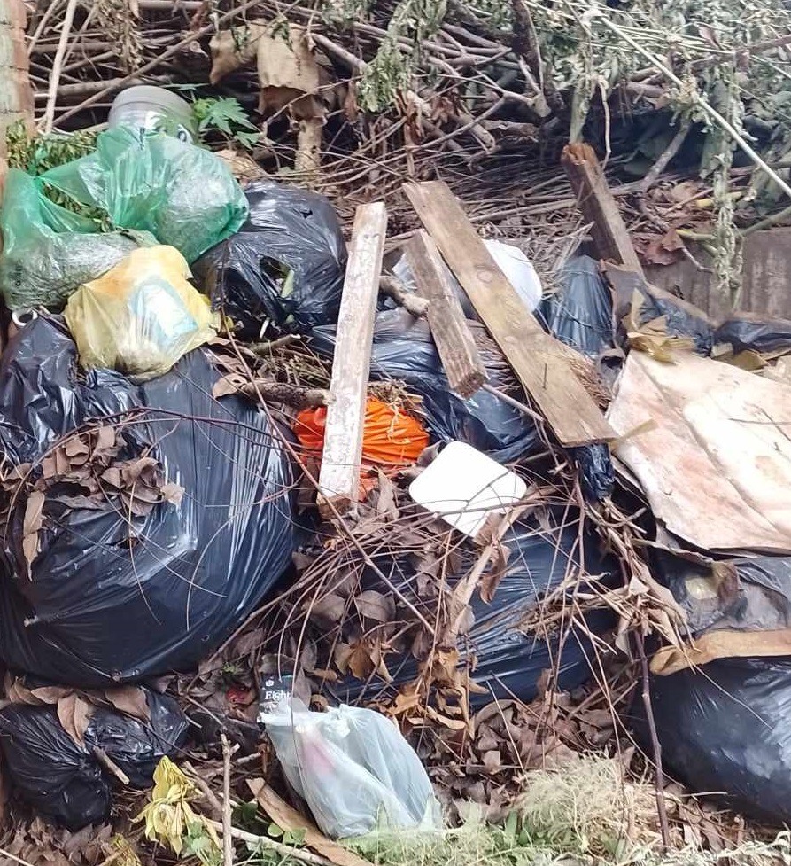 Reclamo por basura acumulada en el barrio Krause