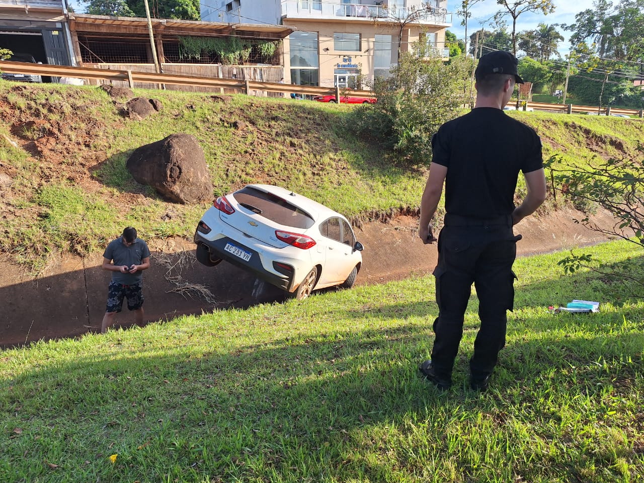 Dejó el auto en punto muerto sin freno de mano y terminó en la cuneta