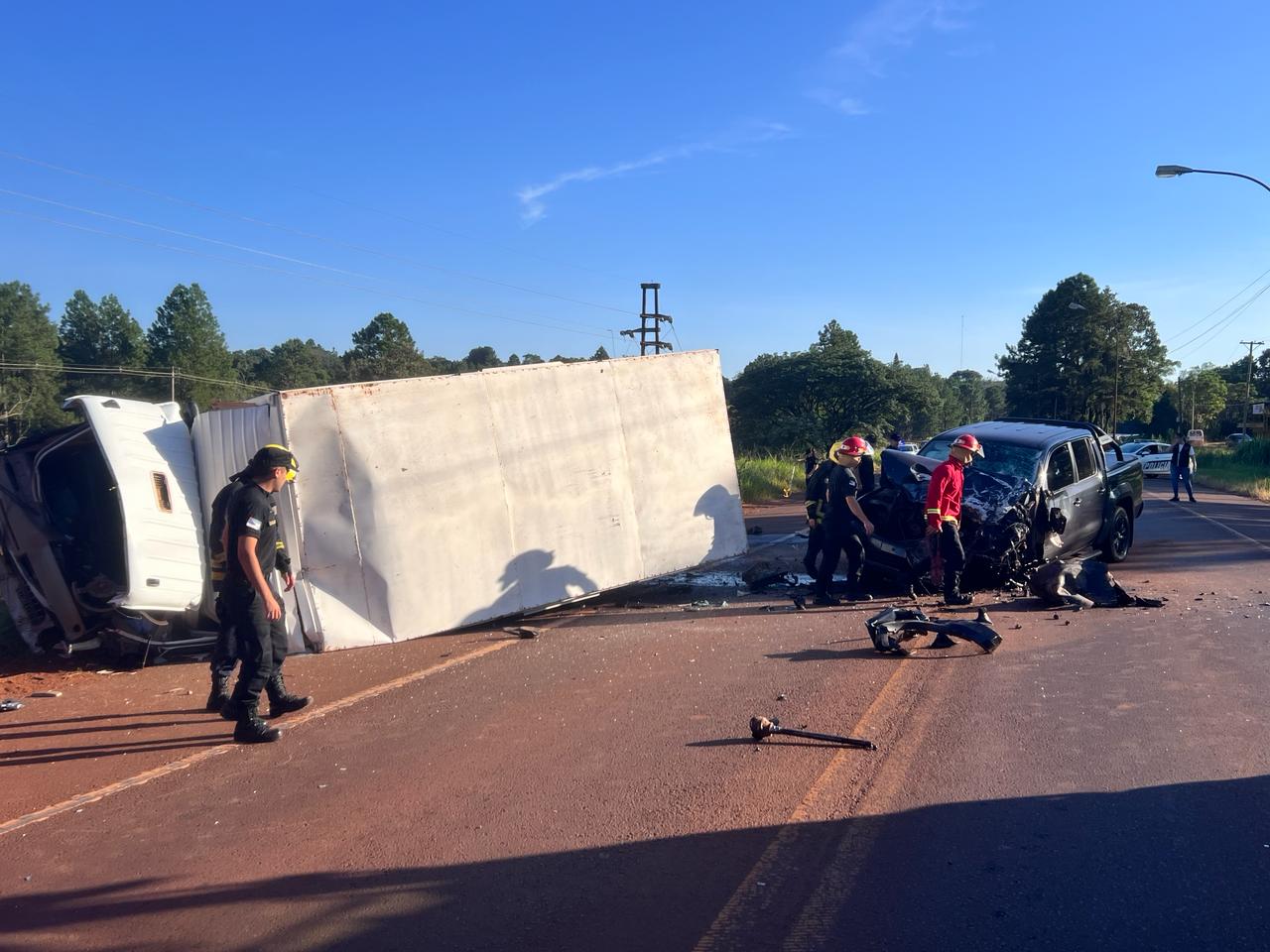 Tres personas heridas en un choque entre una camioneta y un camión en Oberá