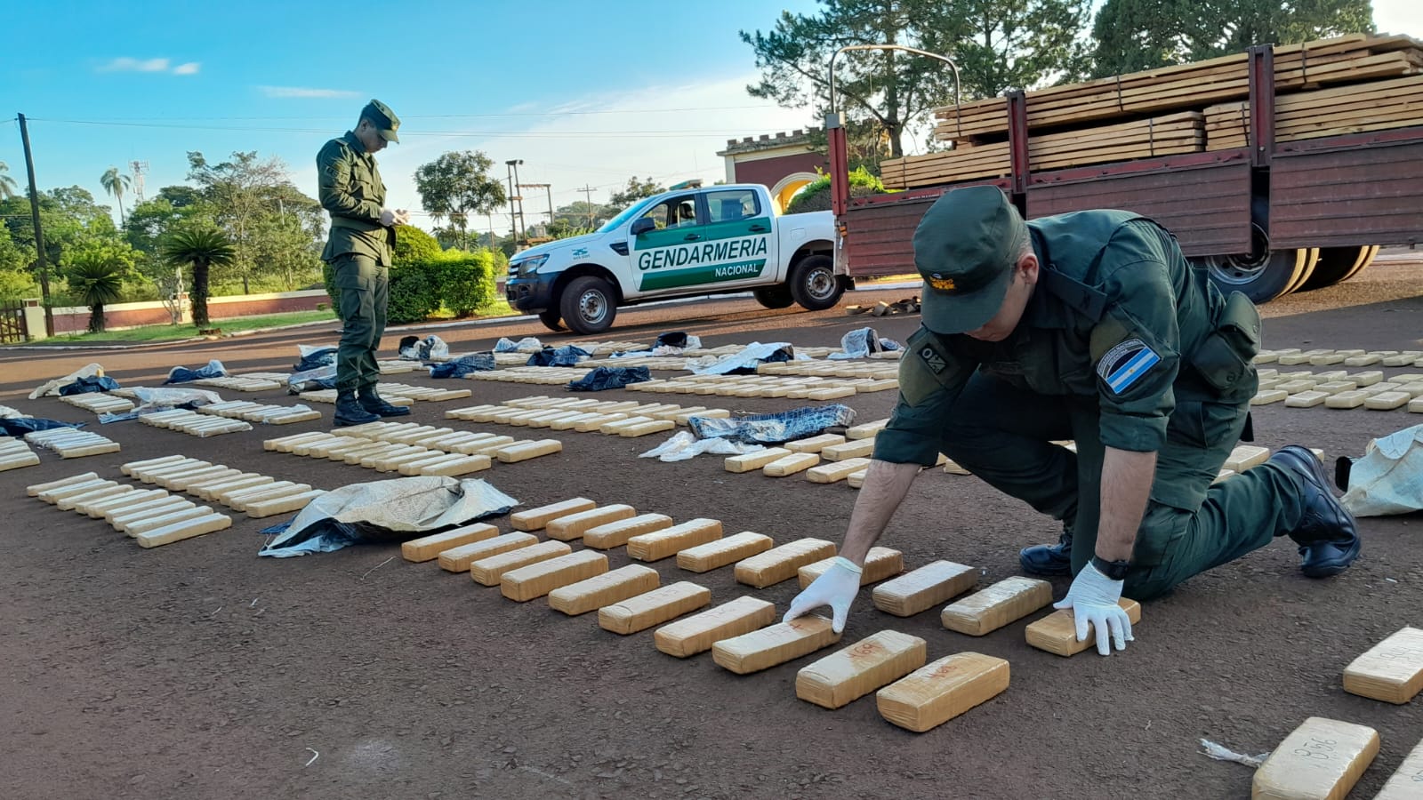 Detuvieron a un obereño que transportaba droga oculta en la carga de madera de un camión