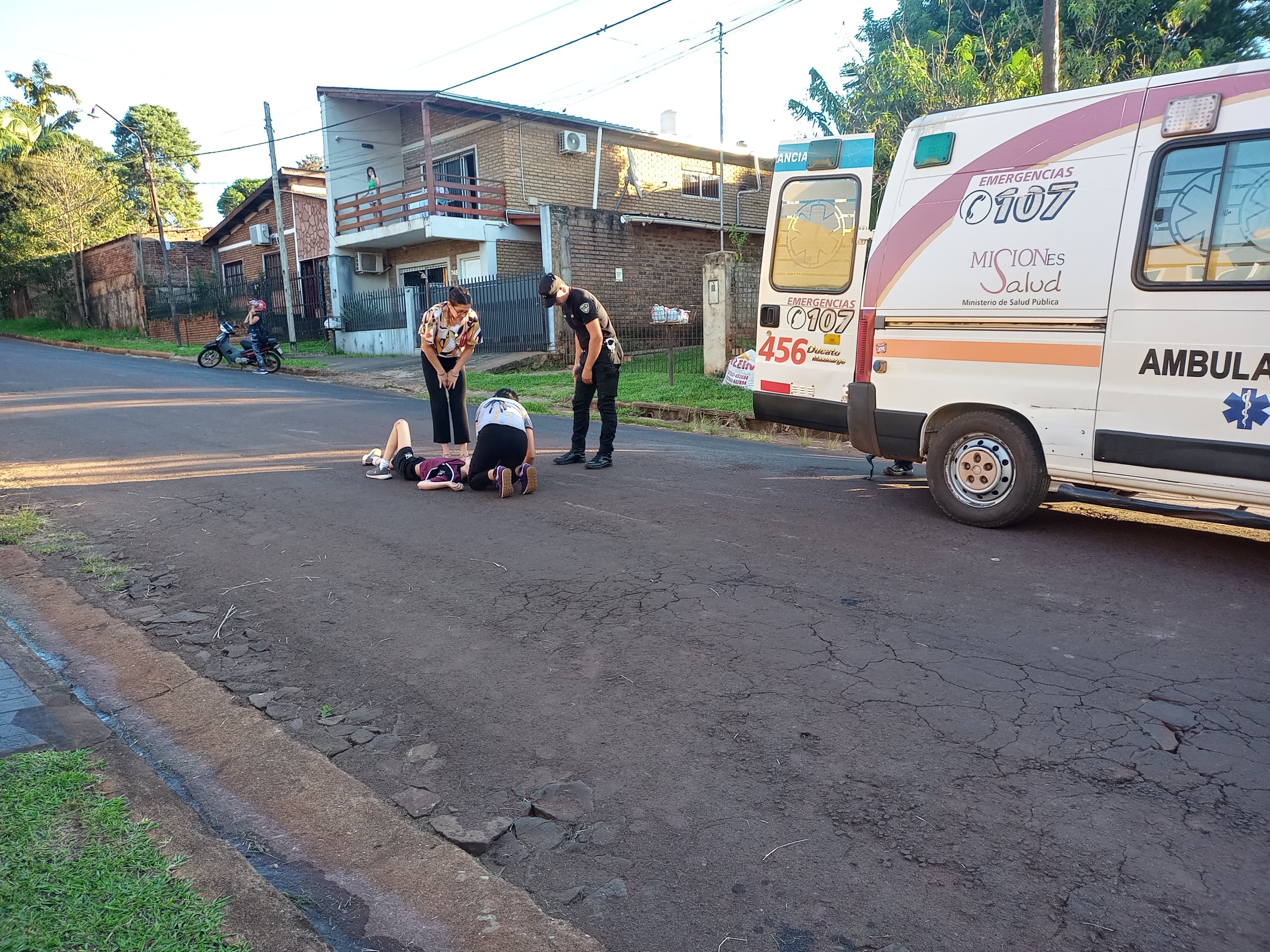 Buscan a un motociclista que chocó a un nene de 11 años y escapó del lugar