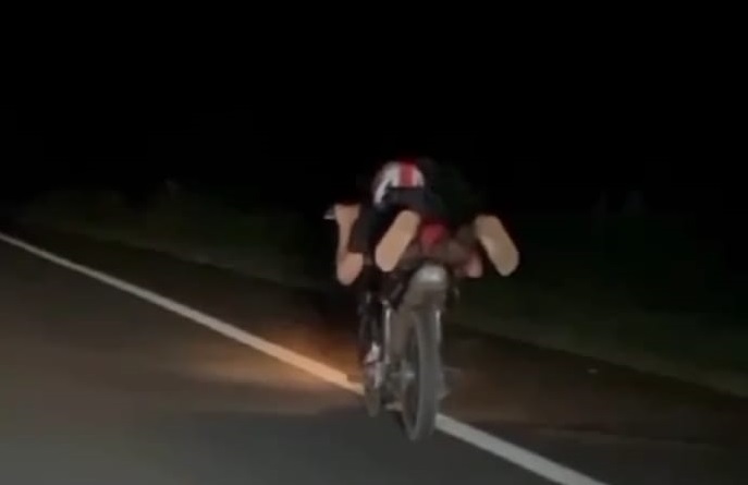 Pavote andaba acostado en la moto sobre ruta 14 en Guaraní y terminó en la comisaría