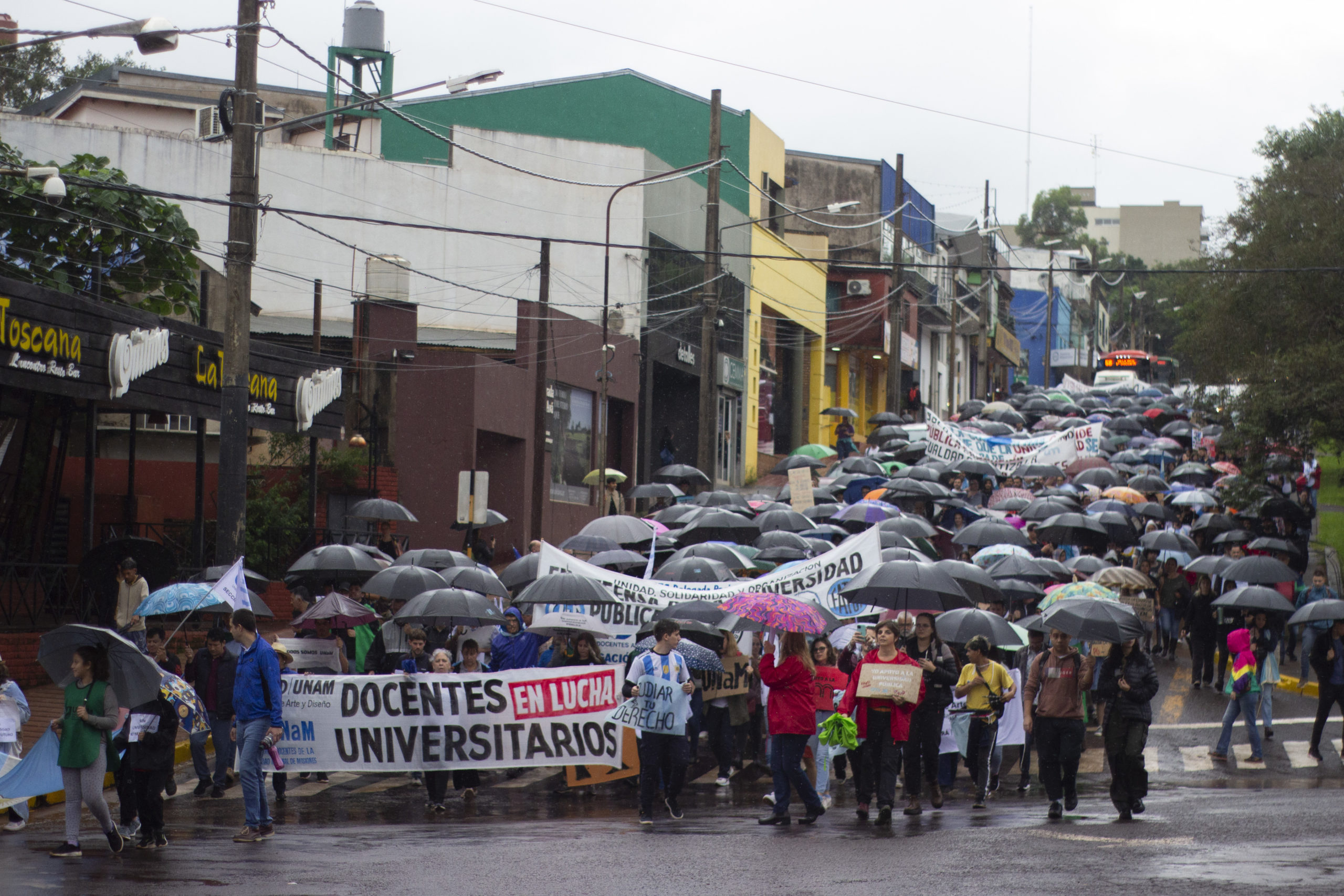 Una multitud marchó en Oberá en defensa de la universidad pública y gratuita