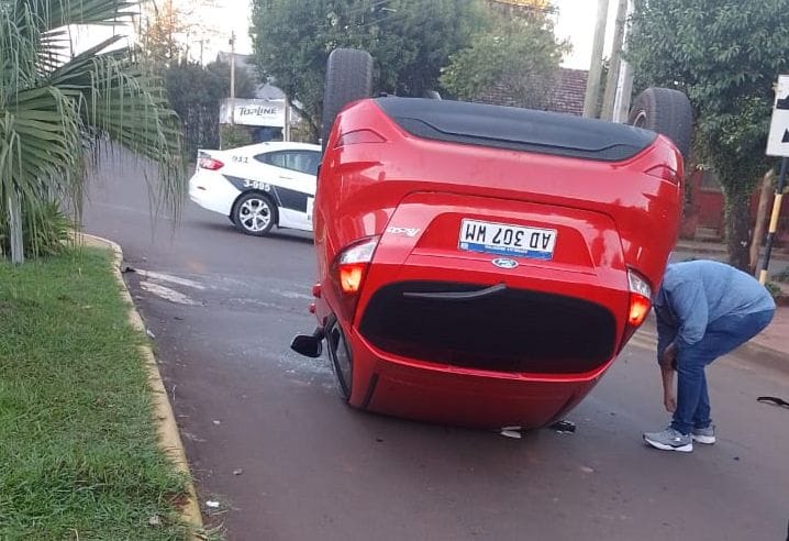 Manejaba borracho a alta velocidad, chocó un auto estacionado y volcó sobre avenida Andresito