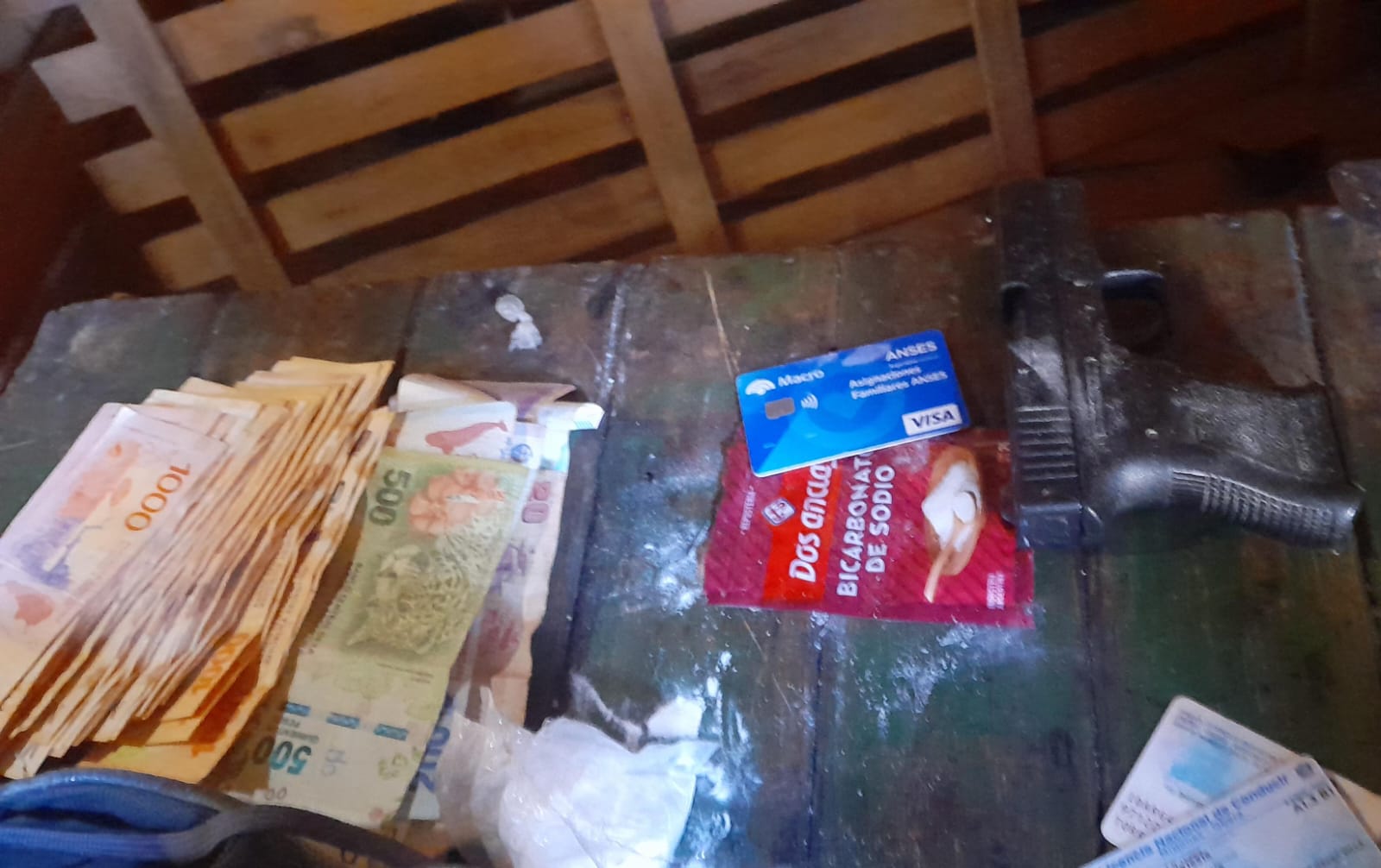 La Policía allanó un domicilio y encontró drogas, pero el Juzgado Federal dispuso que el implicado siga libre