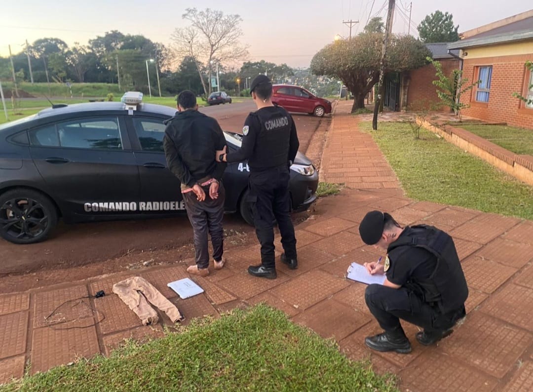 Quiso robar en una casa y se clavó una reja en la rodilla: terminó internado con custodia policial