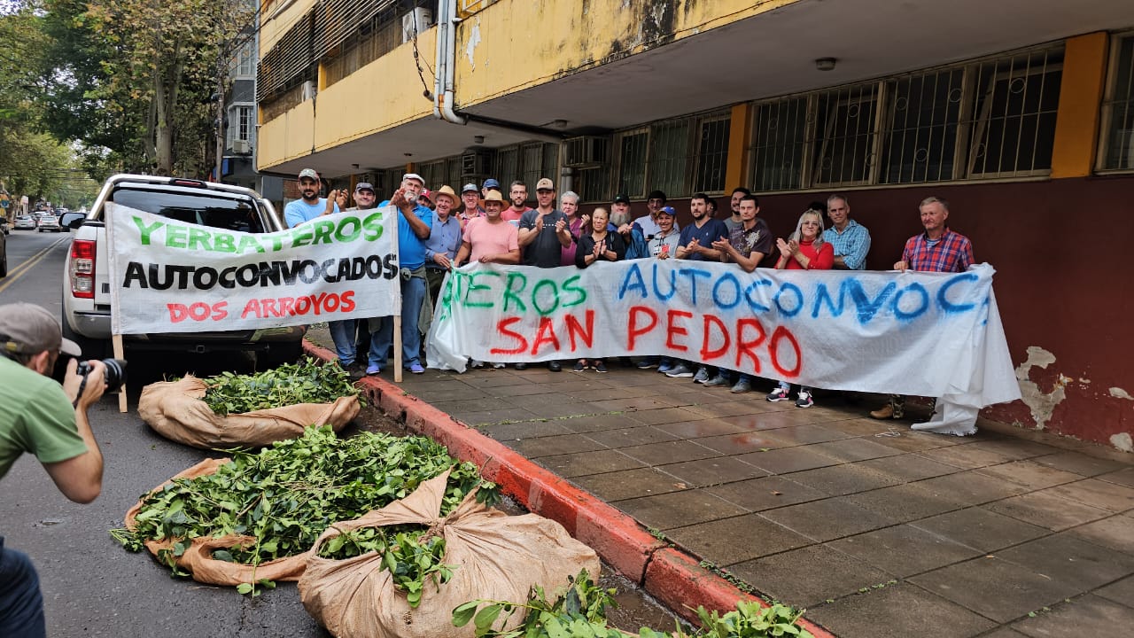 Productores yerbateros se manifestaron frente al Inym en Posadas