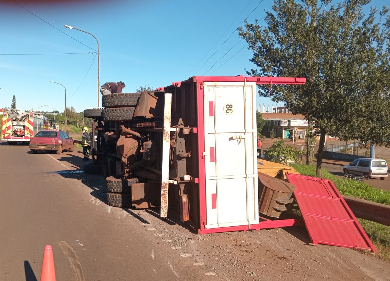Camión se quedó sin frenos y volcó frente a la terminal de Oberá