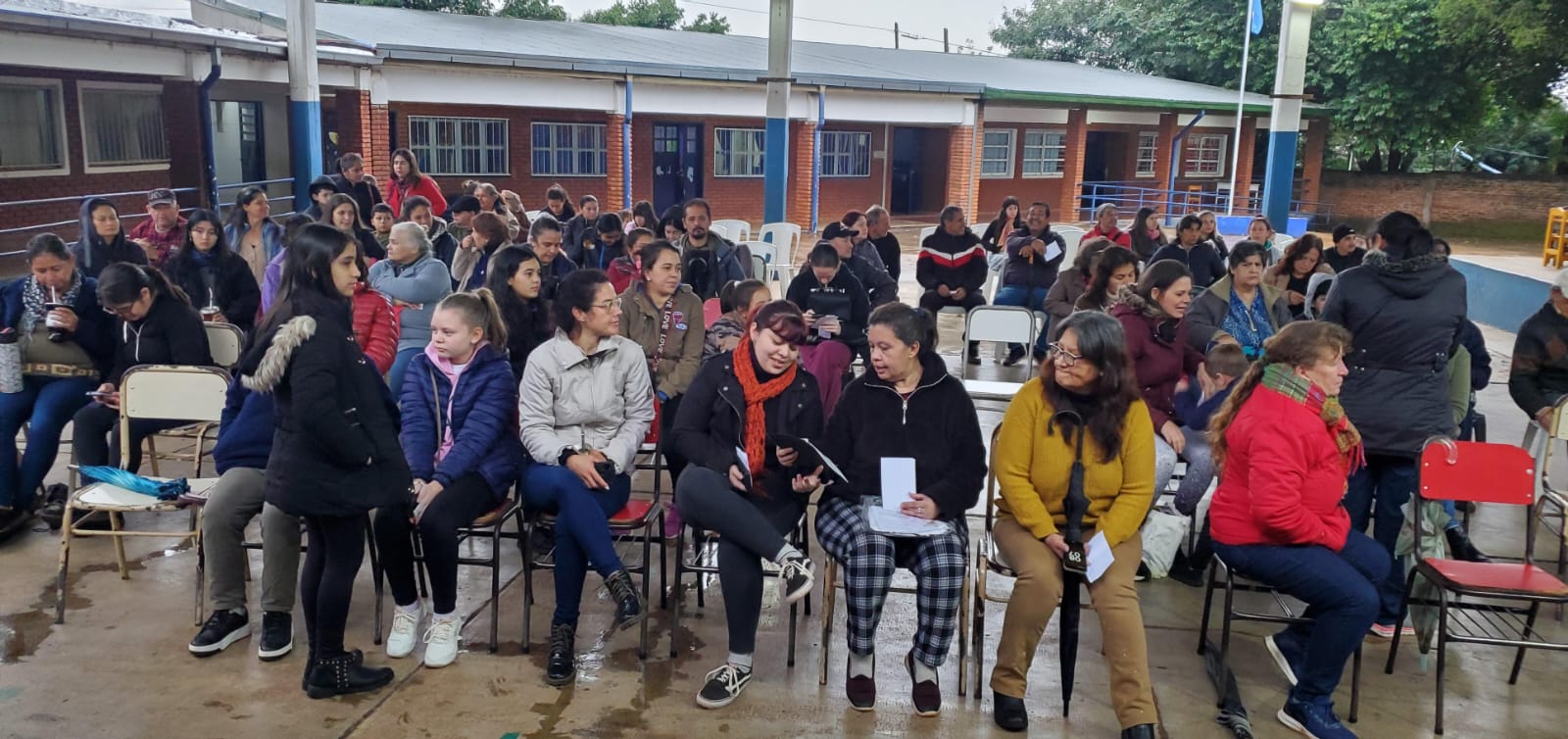 Decenas de vecinos asistieron al operativo Estamos con vos en el barrio Mini City