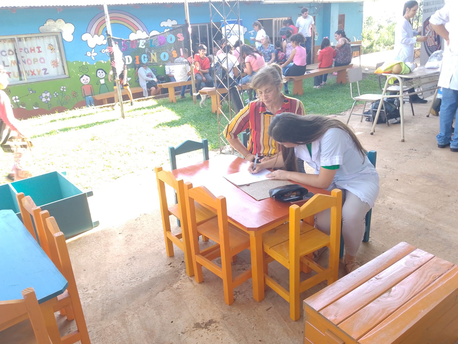 Kits de mobiliario para escuelas de Mojón Grande