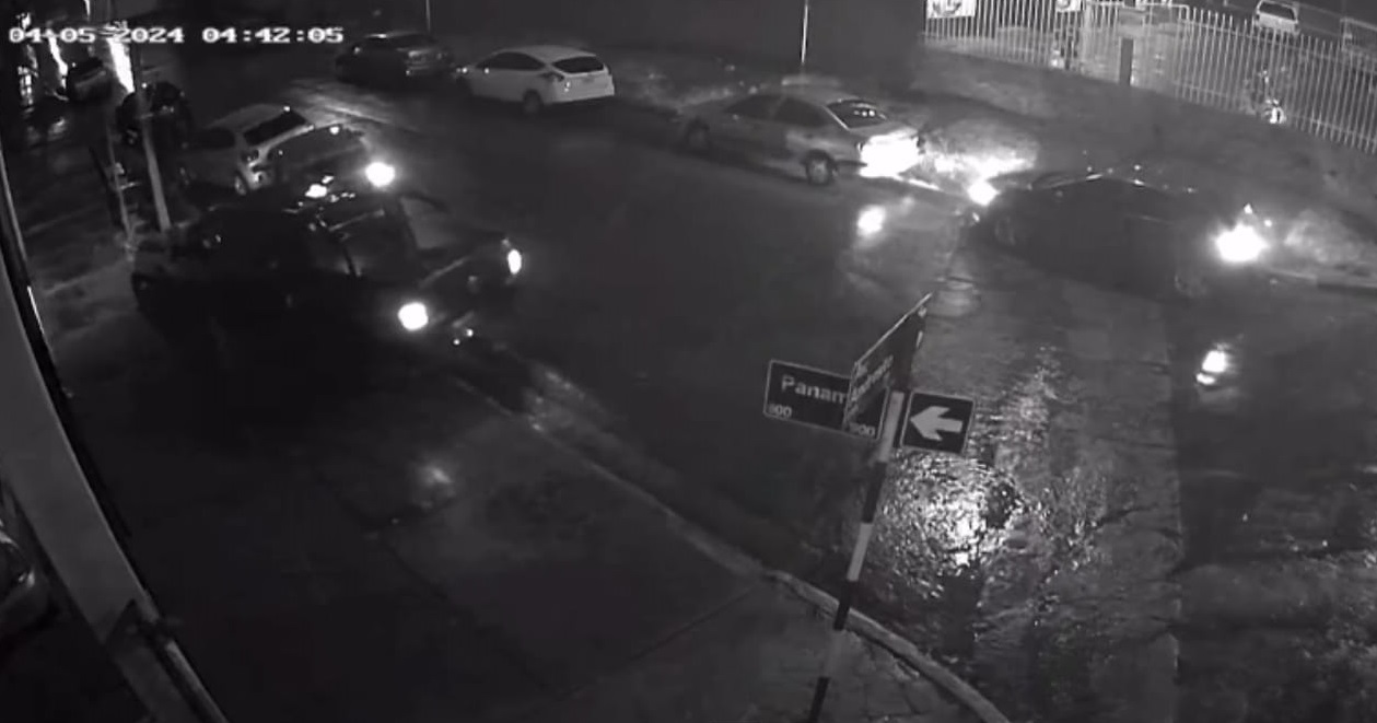 Buscan una Amarok y al conductor que atropelló dos coches estacionados y se dio a la fuga en Oberá