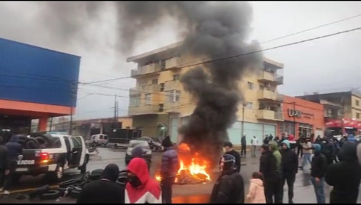 Policías en actividad tomaron el Comando Uno de Posadas y cortaron la avenida Uruguay en reclamo de incremento salarial