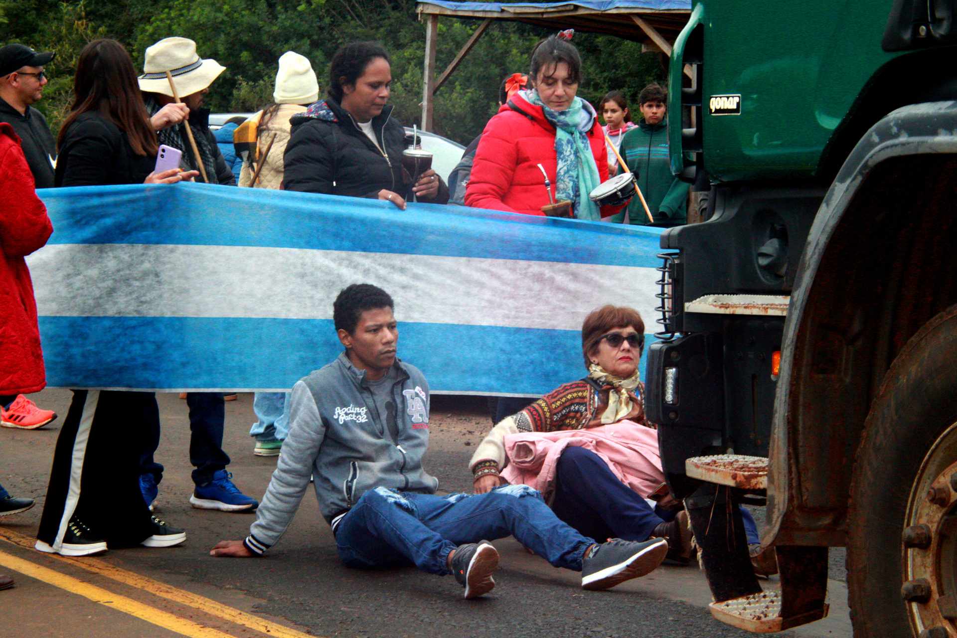 Una docente arriesgó su vida frente a un camión que quiso atravesar el piquete en Mártires