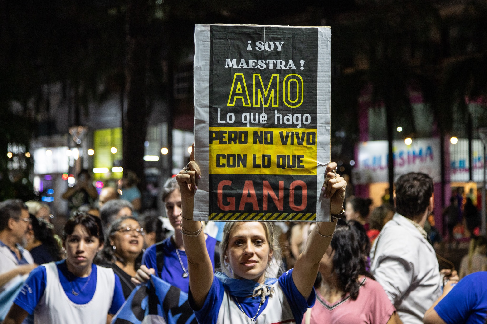 Histórica marcha de docentes en Oberá en reclamo de 100 por ciento de aumento salarial