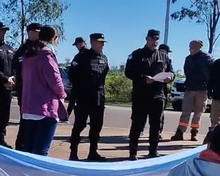 “Salen de acá o van presas”: la Policía desalojó a maestras que reclaman mejora salarial