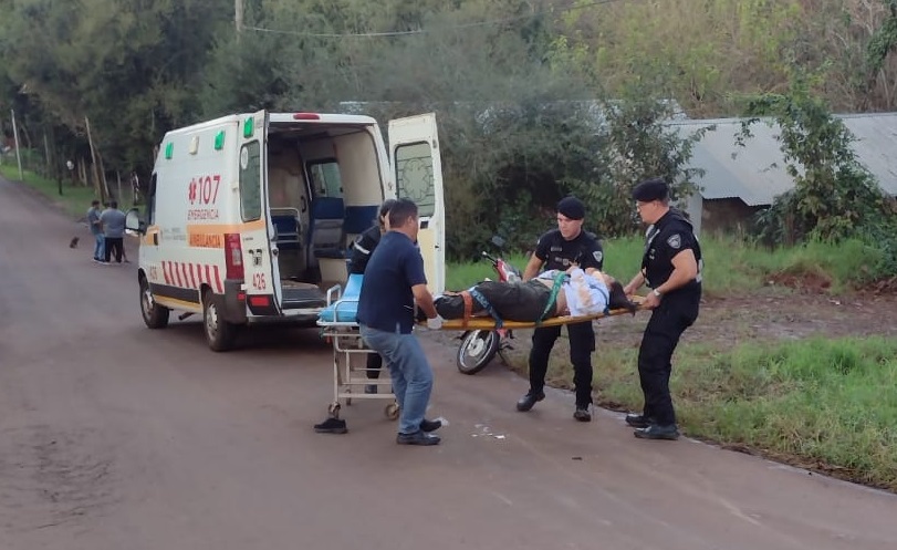 Por esquivar a un perro tumbó con la moto y resultó lesionada