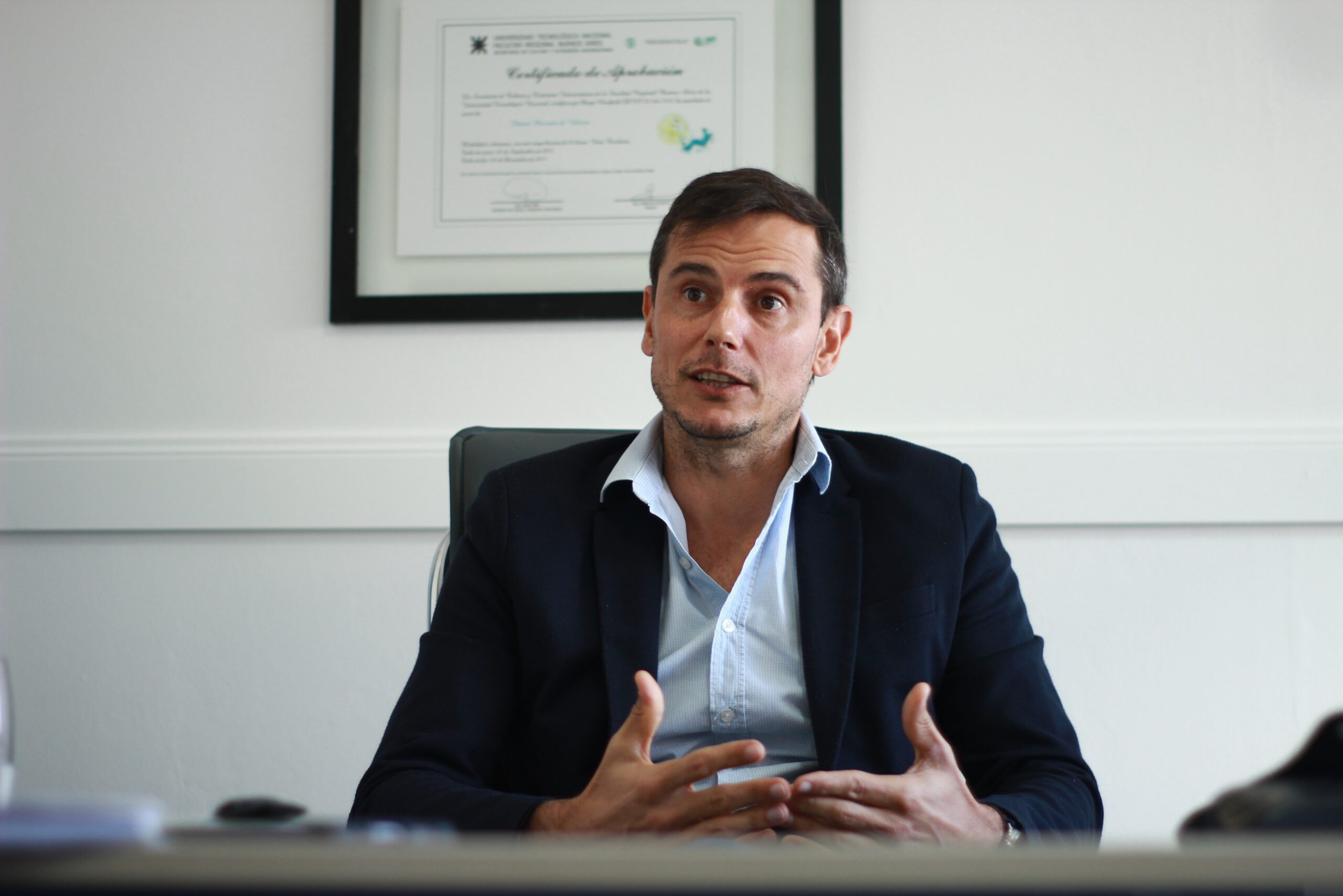 “Atrás de esto hay un mundo real que usa el dinero para invertir y crecer”: Diego Hartfield, operador de bolsa