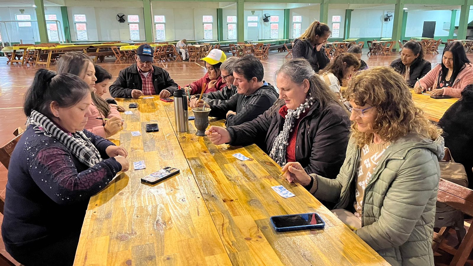 El Bingo del Mateando llevó alegría a los abuelos de Mojón Grande