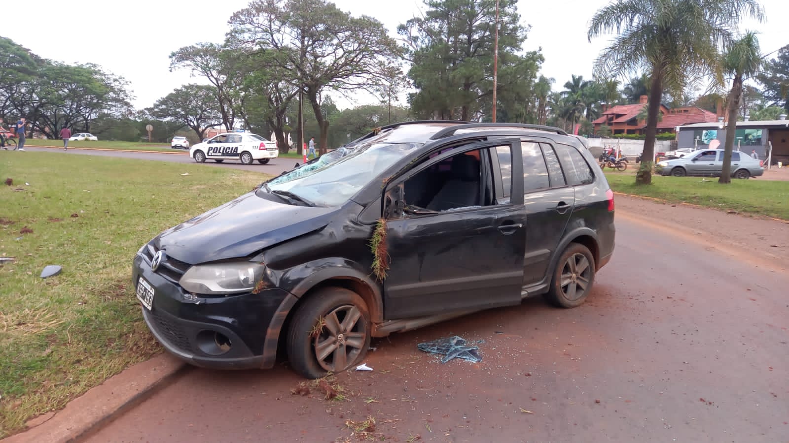 Joven con esquizofrenia se escapó del Hospital, sustrajo un auto y chocó en la rotonda del 8