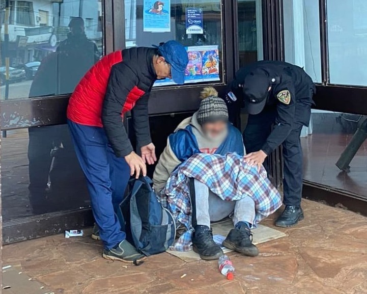 Ante el frío intenso Policía y Municipalidad asistieron a personas en situación de calle