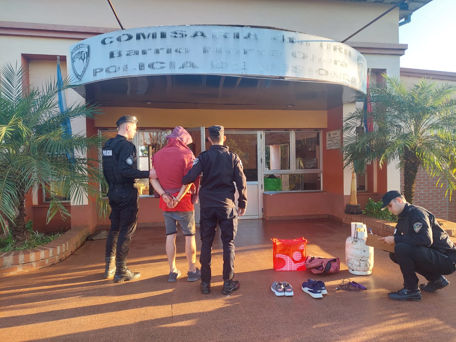 Sospechoso de robo fue implicado por cámaras de seguridad, agredió a policías y terminó preso