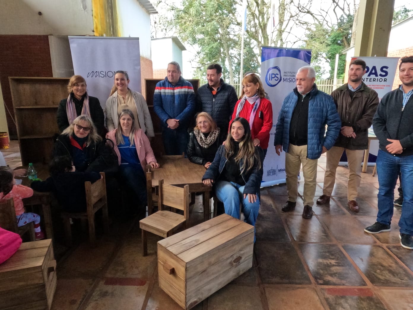 Entrega de kits de mobiliario a NENI de Alba Posse